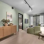 The Lounge - A Lovely With Free Indoor Parking! דירה טרומסה