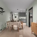 The Lounge - A Lovely With Free Indoor Parking! דירה *