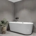 The Lounge - A Lovely With Free Indoor Parking! Apartament