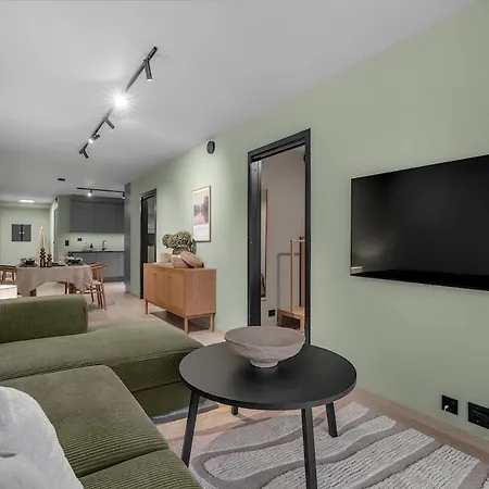 The Green Lounge - A Lovely Home With Free Indoor Parking! Apartamento