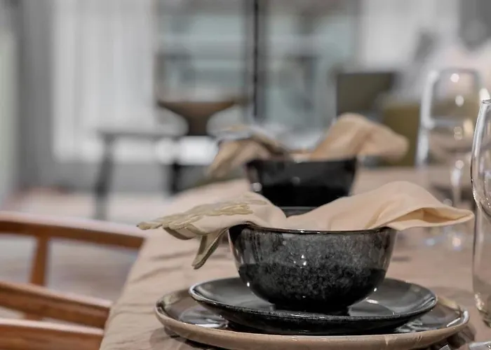 The Green Lounge - A Lovely Home With Free Indoor Parking!