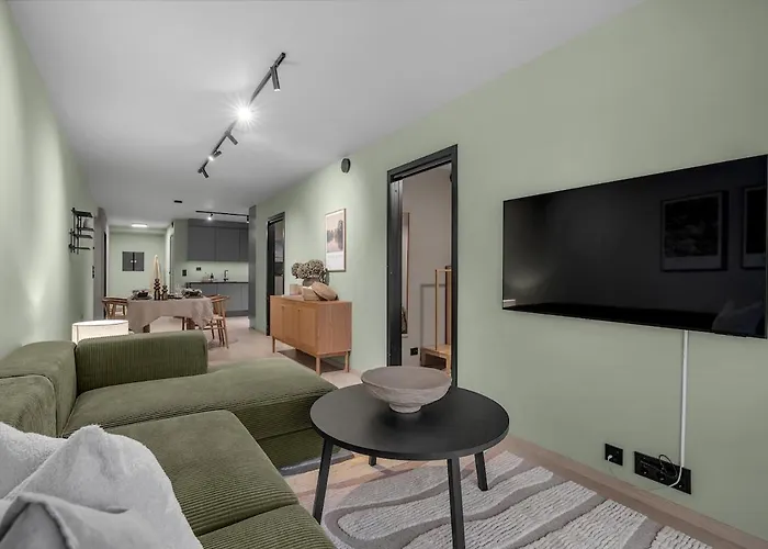 The Green Lounge - A Lovely Home With Free Indoor Parking! Apartamento