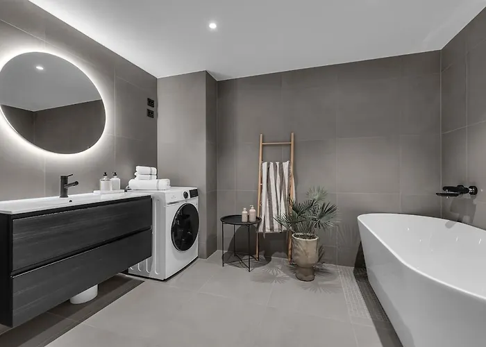 The Green Lounge - A Lovely Home With Free Indoor Parking! Appartamento *