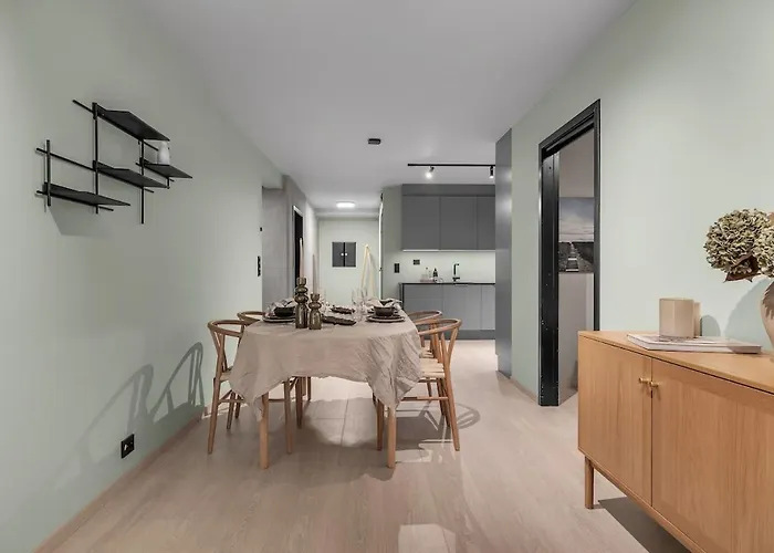 The Green Lounge - A Lovely Home With Free Indoor Parking! Appartamento *